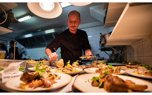 Independent working chef